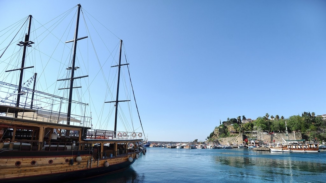 ولاية أنطاليا تواصل تصدرها لقائمة الولايات السياحية في تركيا