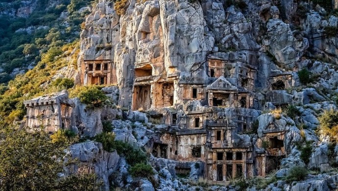 ميرا تركيا. مدينة اثرية محفورة في الصخر