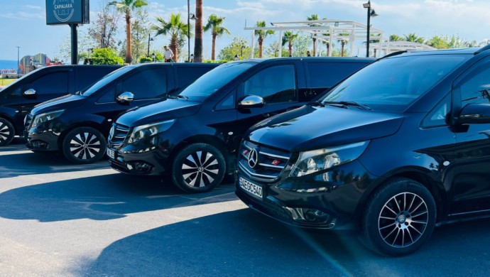 سيارة مع سائق في أنطاليا… تنقّل بسهولة واستمتع بكل لحظة