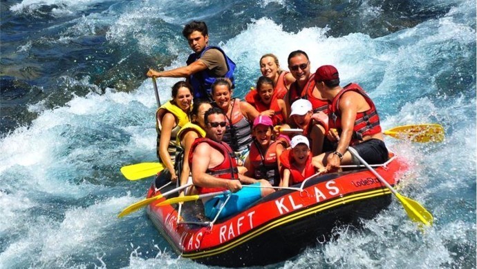 رحلة الرافتنغ في أنطاليا: مغامرة لا تُنسى بين أحضان الطبيعة